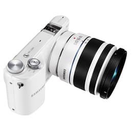 NX2000 - Valkoinen + Samsung NX 18-55mm f/3.5-5.6 OIS + NX 50-200mm f/4-5.6 ED OIS II f/3.5-5.6 + f/4-5.6